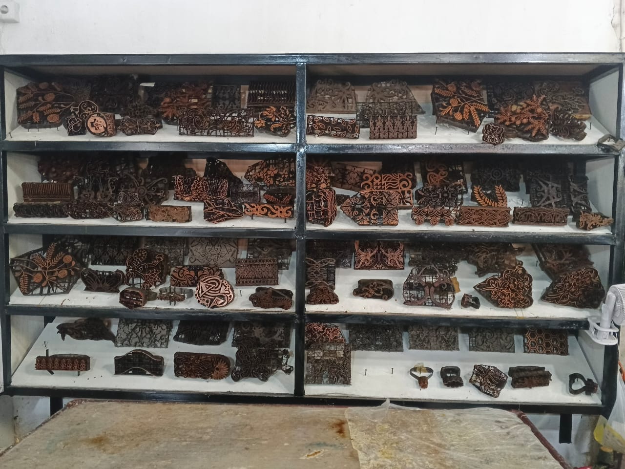 Foto workshop Batik Shaho Balikpapan menampilkan proses produksi batik tulis lokal yang unik, kreatif, dan jadi inspirasi usaha keluarga sejak 1996.