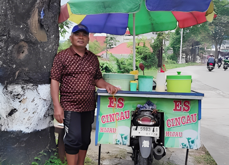 Misman penjual Es Cincau Hijau di Balikpapan Utara, kisah inspiratif perantau Banyuwangi yang sukses berjualan minuman segar.