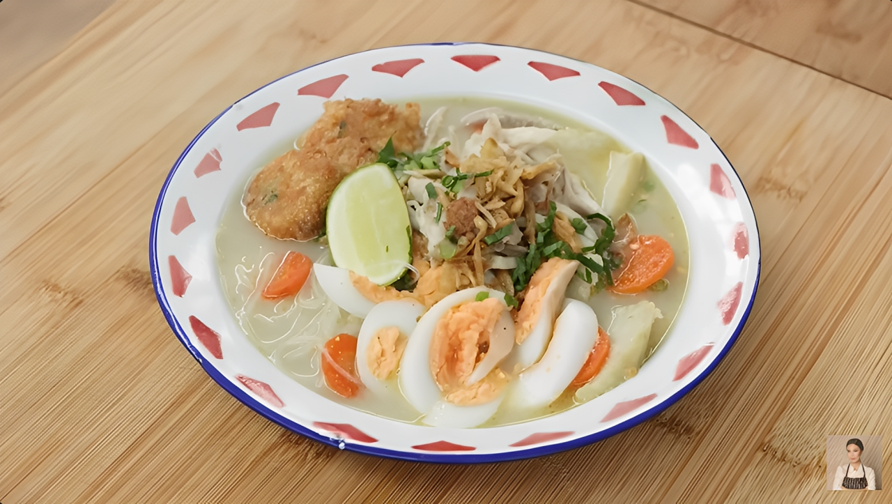 Soto Banjar ala Chef Devina Hermawan dengan kuah gurih aromatik, ayam suwir, lontong, dan perkedel kentang.