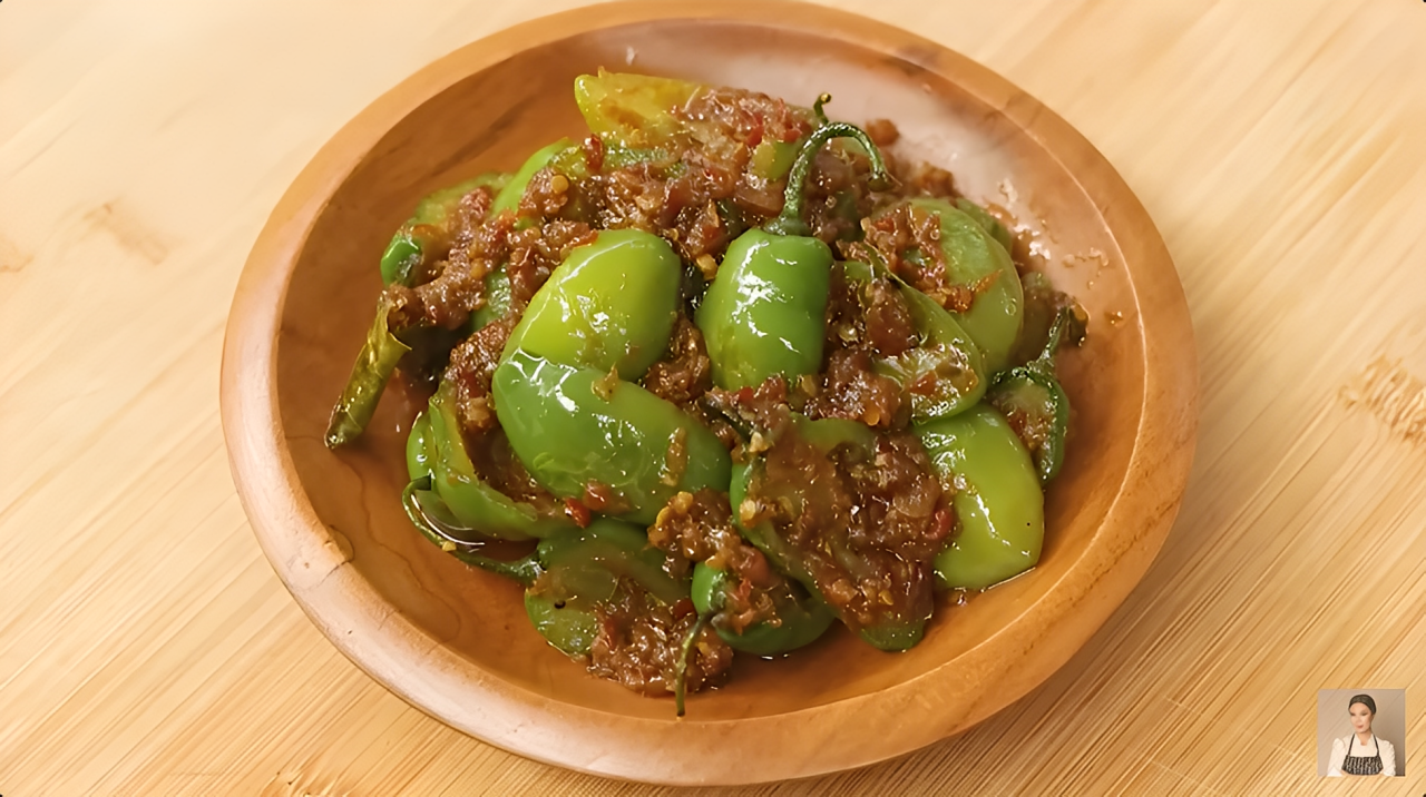 Foto sambal rebon cabai gendot ala Chef Devina Hermawan yang pedas gurih, tekstur cabai tebal bikin nagih dan cocok jadi lauk nasi putih.