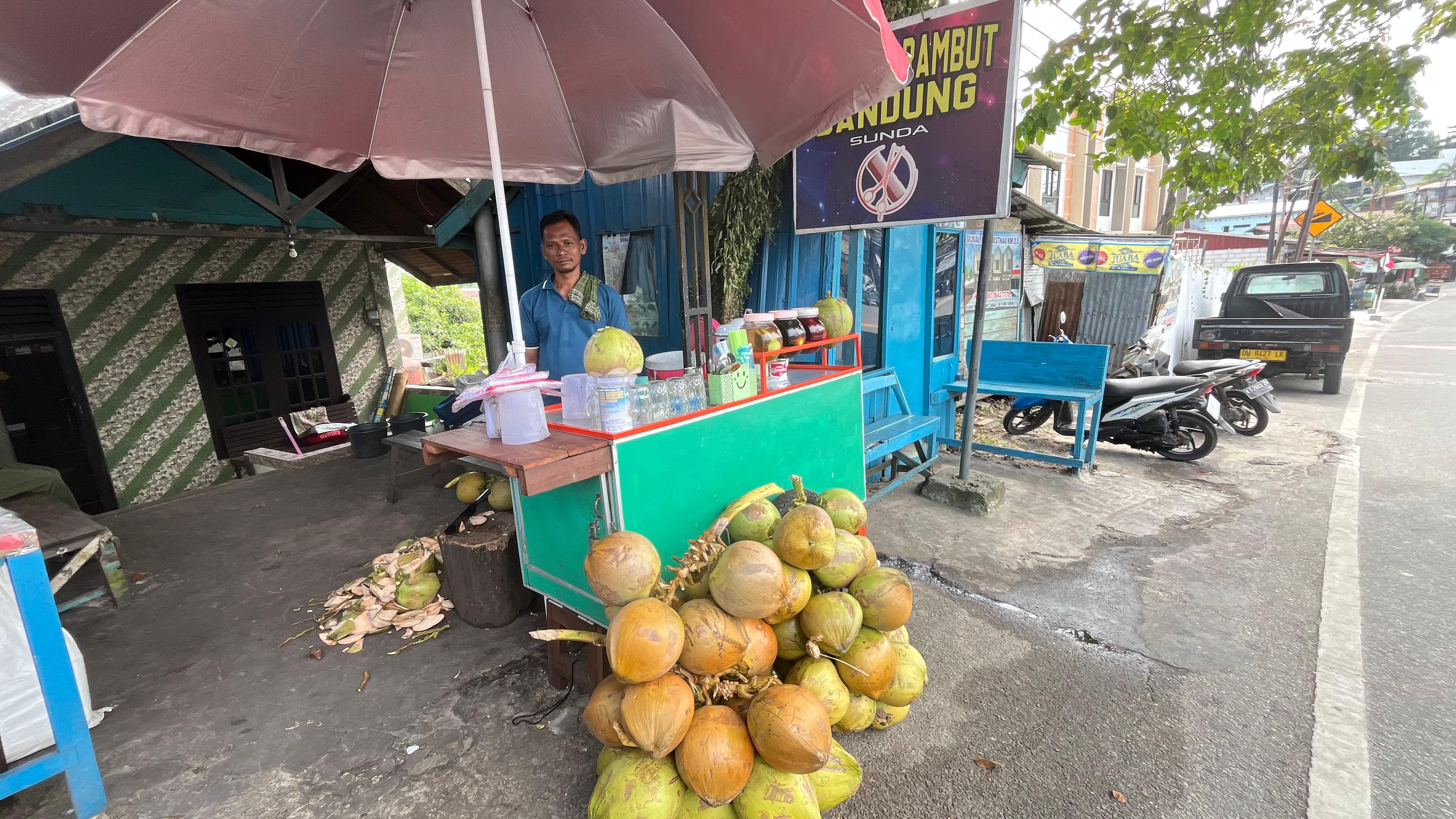 Foto usaha es kelapa Balikpapan di Jalan Soekarno-Hatta km 2,5, segarnya minuman sehat penuh makna dengan cerita inspiratif.