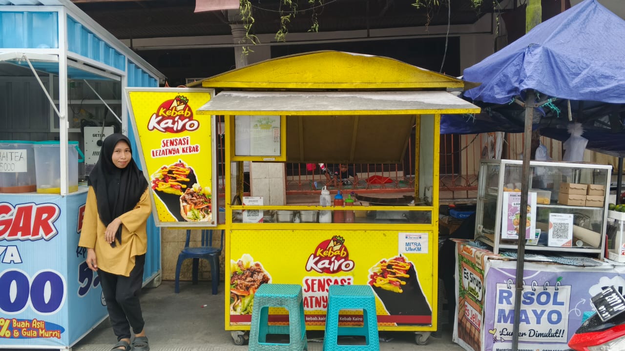 Suasana Kebab Kairo Balikpapan dengan menu kebab, burger, dan roti canai khas Arab yang jadi favorit konsumen muda kota minyak.