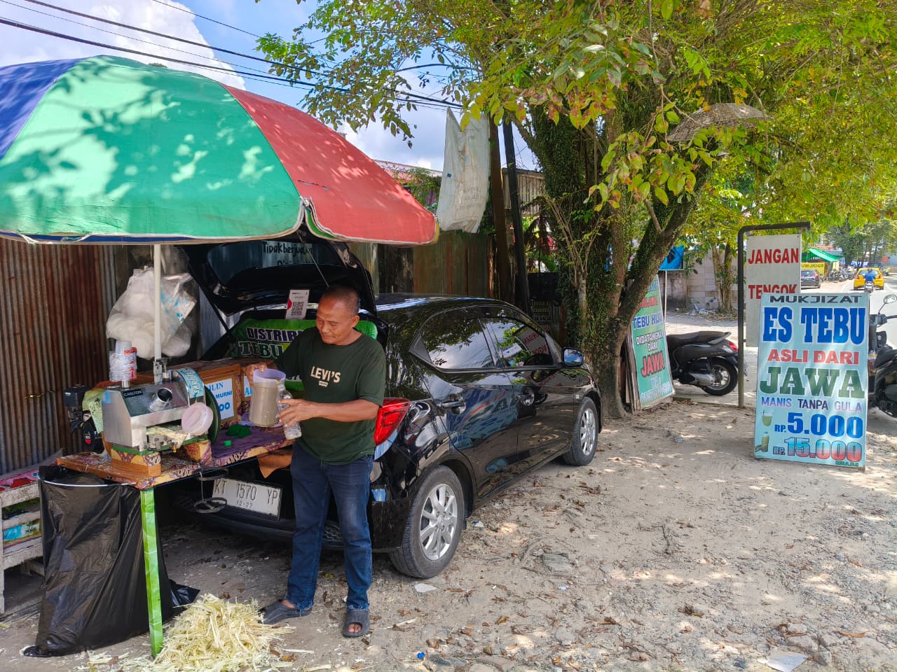 Segelas es tebu segar Balikpapan dengan warna hijau alami, minuman UMKM lokal yang manis alami dan penuh peluang bisnis menjanjikan.