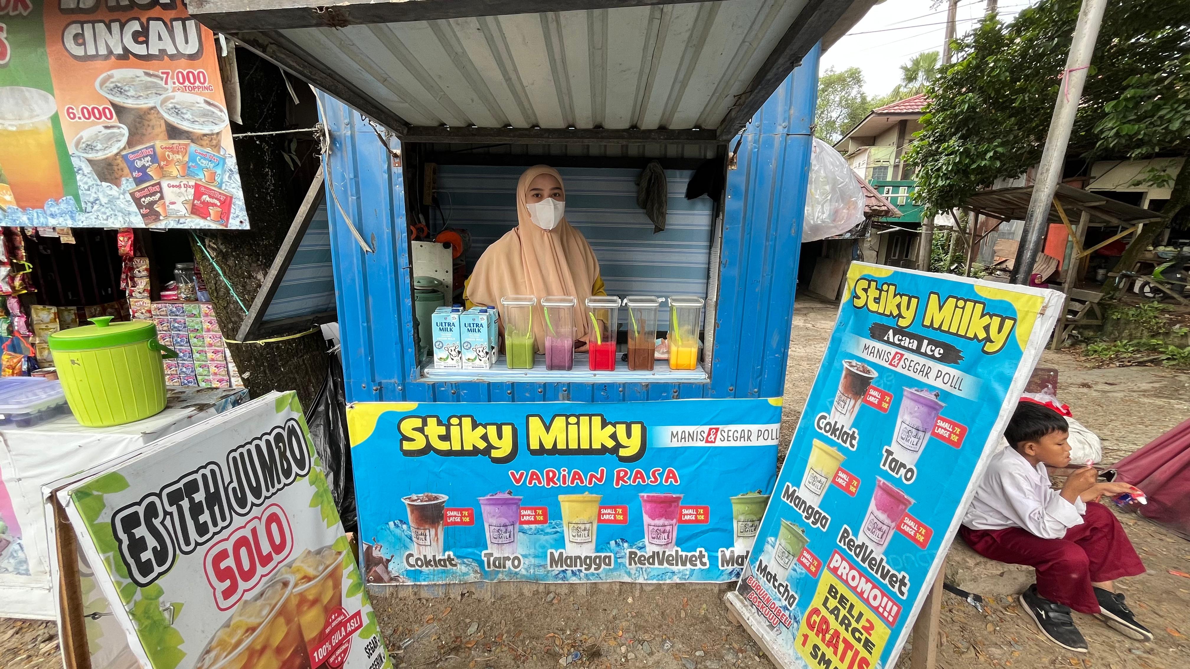 Foto usaha es teh dan susu segar di Kilo 8 Balikpapan, usaha kecil anak muda yang menyegarkan dahaga dengan rasa enak dan harga ramah.