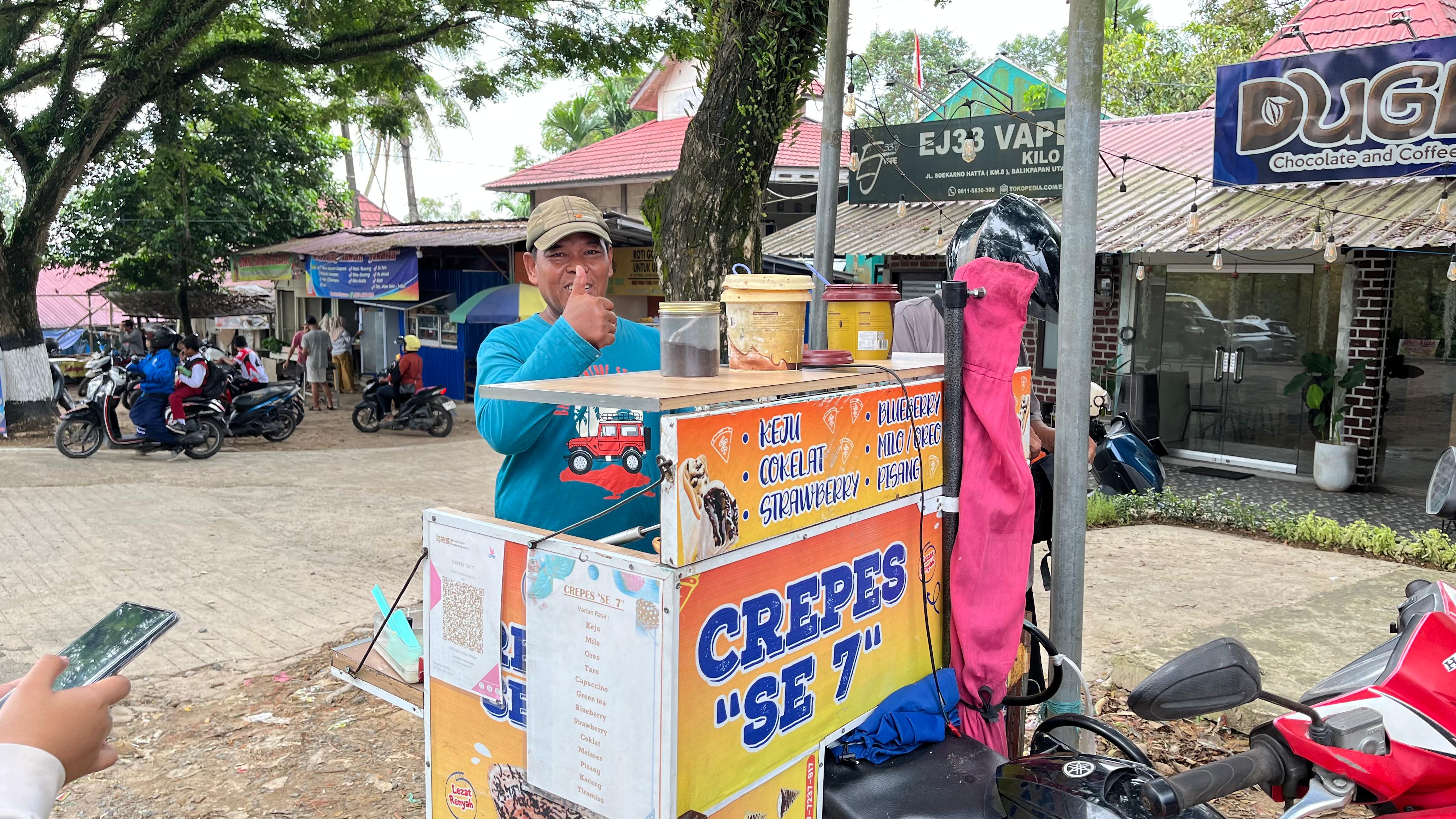 Foto penjual crepes keliling Balikpapan yang berjualan di Sepinggan Raya, menyasar anak sekolah dan konsumen umum.