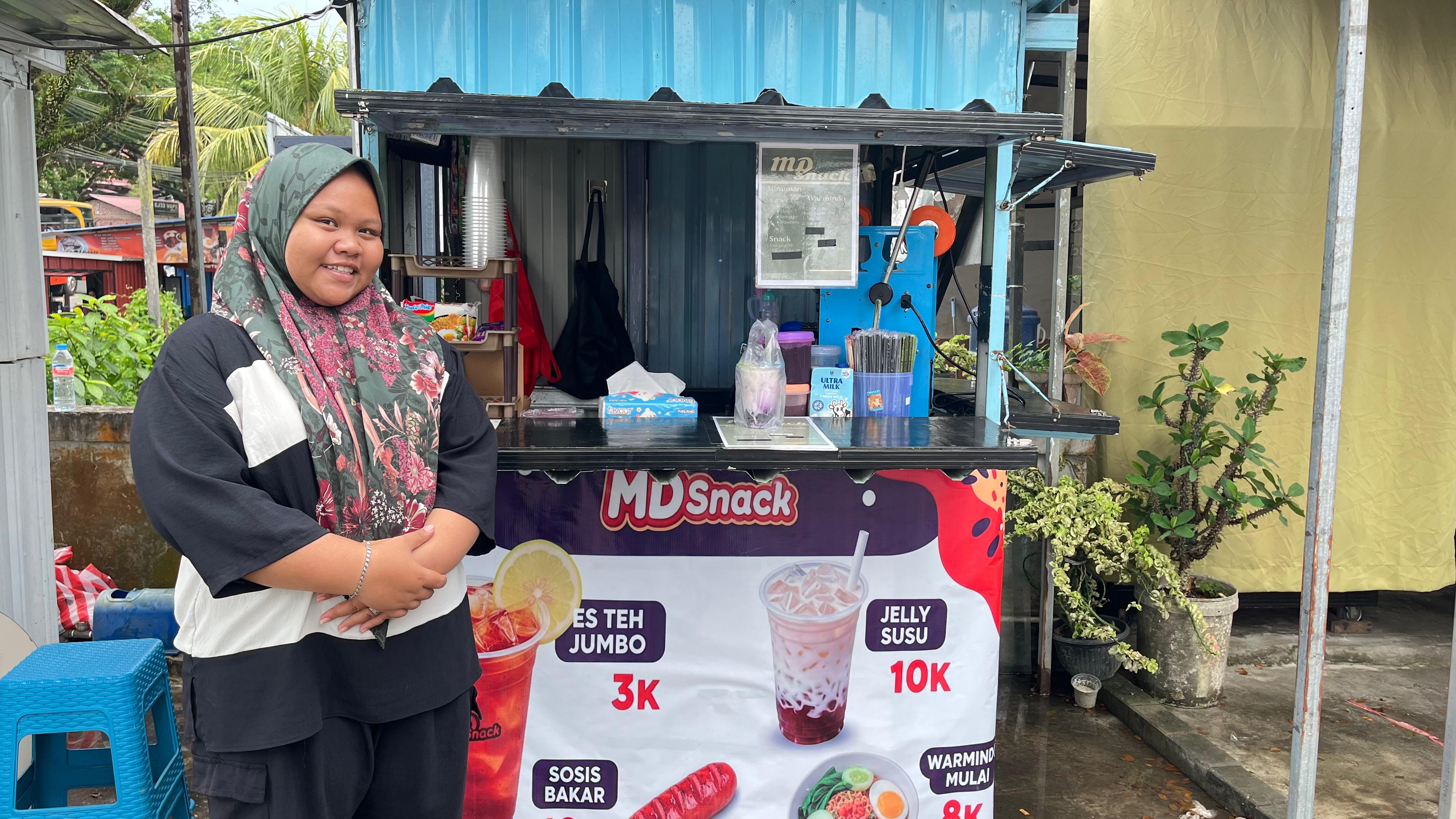 Foto suasana usaha kuliner baru di Jalan Soekarno Hatta Balikpapan yang menawarkan menu es teh jumbo, susu jelly, hingga mie & bakaran.