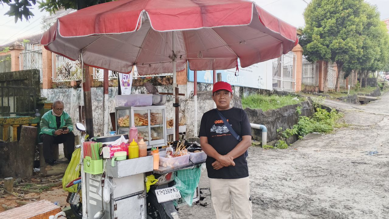 Foto pedagang UMKM Aneka Gorengan di Balikpapan, menyajikan cireng, telur gulung, dan streetfood favorit anak sekolah