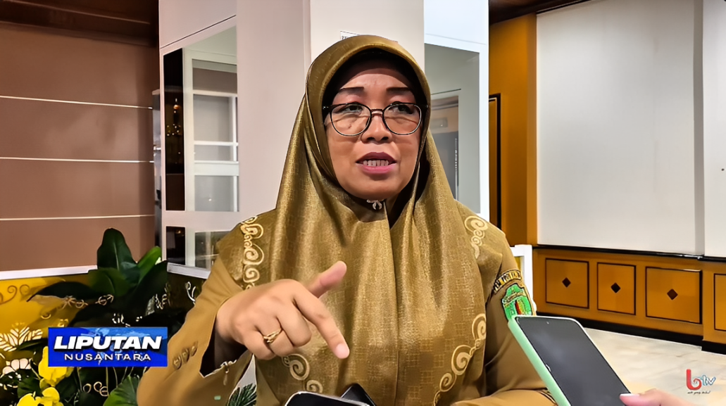 Kepala Biro Pemerintahan Perbatasan dan Otonomi Daerah Provinsi Kaltim, Siti Sugianti, saat diwawancarai terkait progres pembangunan jalan KIPP IKN.