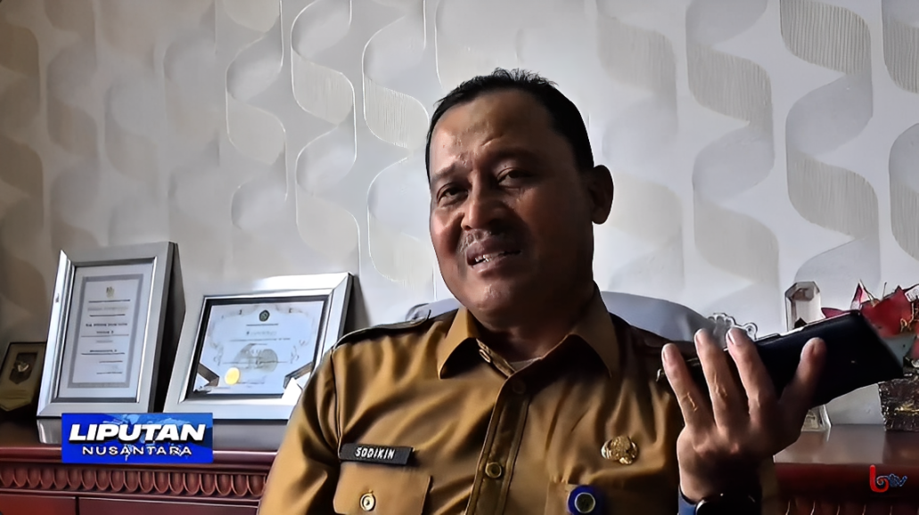Asisten II Sekretariat Daerah PPU, Sodikin, saat diwawancarai di ruang kerjanya terkait usulan pembangunan Bendungan Lawe-Lawe.