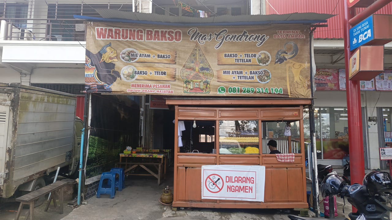 Foto warung bakso Mas Gondrong di Terminal Batu Ampar Balikpapan, terkenal dengan kuah gurih panas dan tetelan melimpah yang selalu jadi favorit.