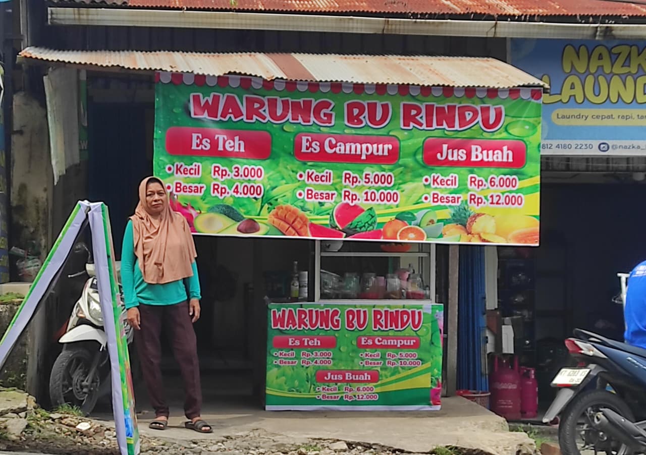 Foto warung sederhana Sutin penjual es teh jumbo di Terminal Batu Ampar, Balikpapan, jadi ikon kuliner segar dan penuh cerita perjuangan.