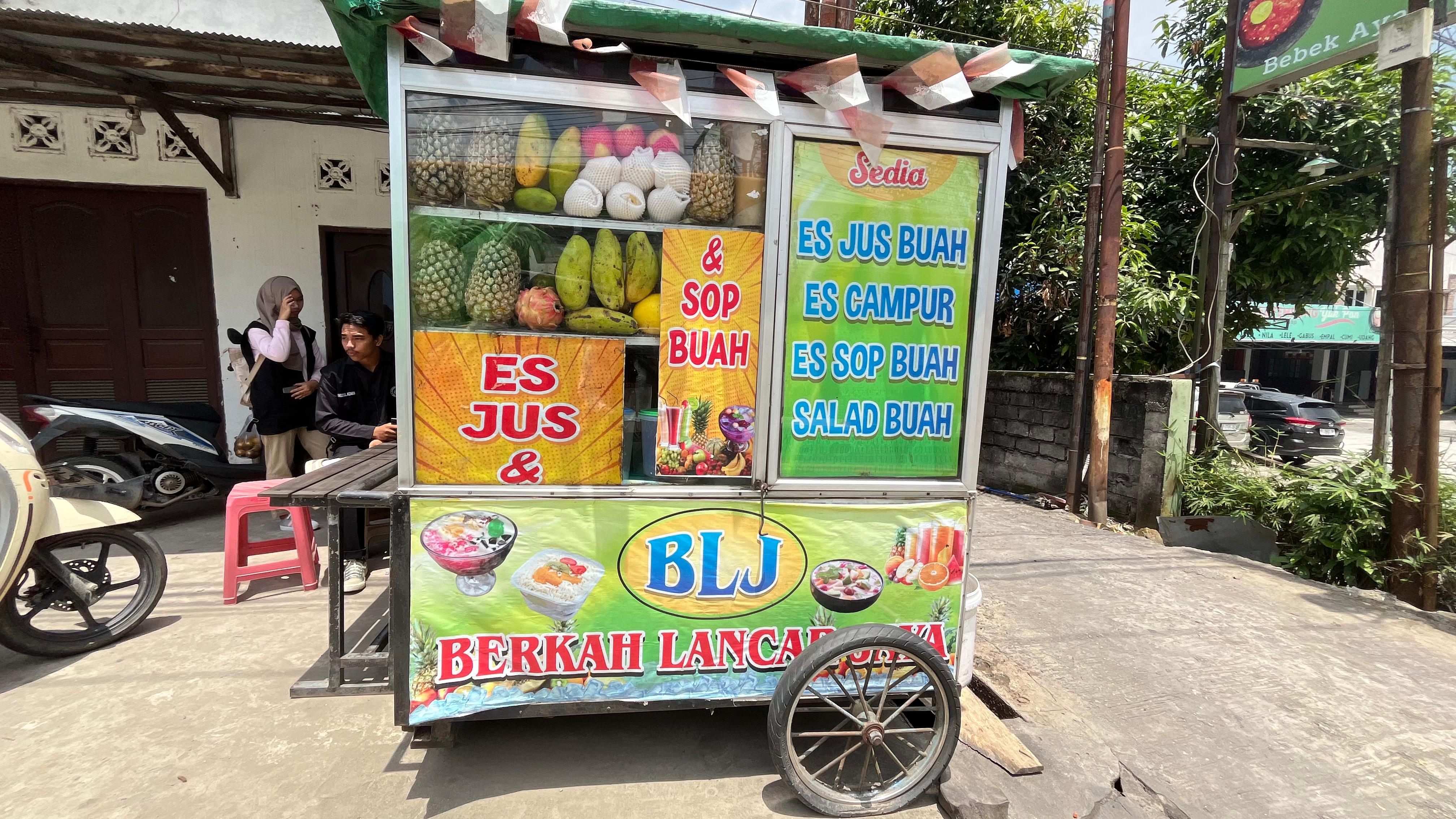 Lapak minuman segar di Kilo 10 Balikpapan menyajikan jus buah, salad, sop buah, hingga es campur yang jadi pelepas dahaga warga.