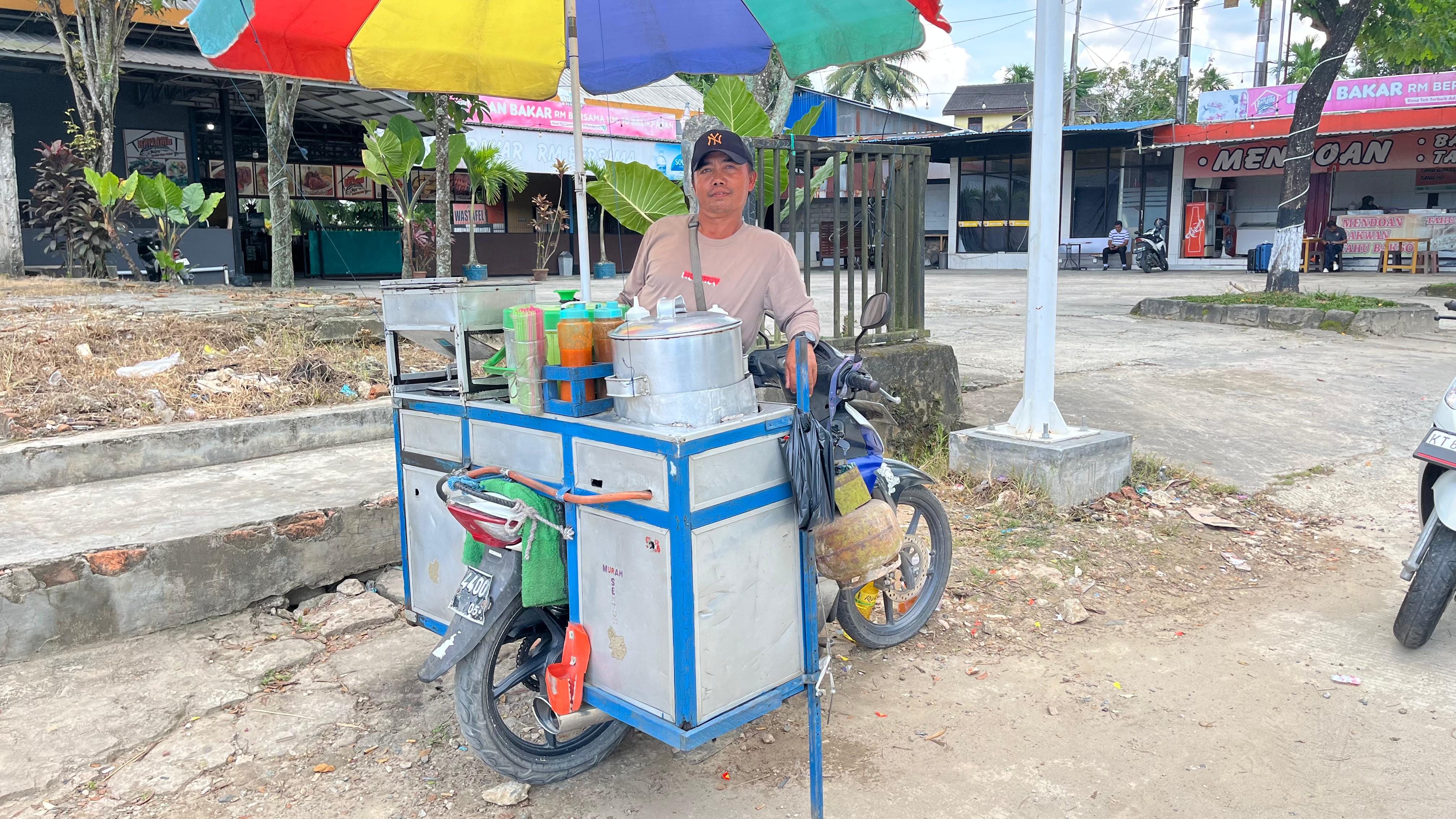 Foto suasana warung salome goreng dan rebus di Kilo 10 Balikpapan yang sederhana tapi konsisten menjaga cita rasa sejak 2001.