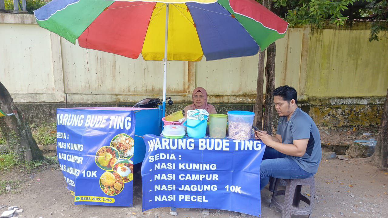 Potret Ibu Ting Ting Riali pedagang nasi kuning di samping SMP 14 Balikpapan, menunjukkan semangat usaha kuliner lokal yang penuh inspirasi.