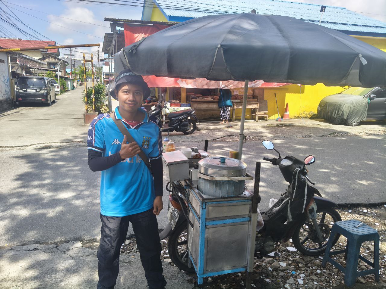 Foto gerobak Salome Goreng Jalan Tiung dengan suasana pinggir jalan Balikpapan, menampilkan UMKM sederhana yang terus bertahan dan jadi favorit warga.