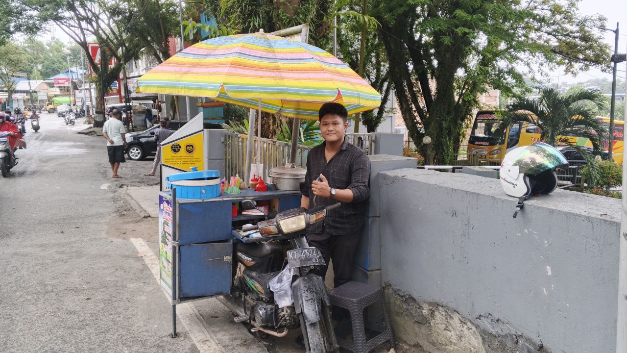 pentol Kilo 6 dengan sajian pentol isi daging, telur, tahu, kerupuk, serta es segar yang jadi menu andalan khas Jawa Tengah.