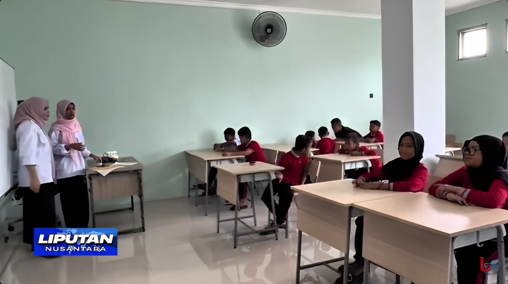 Para siswa mengikuti kegiatan Masa Pengenalan Lingkungan Sekolah (MPLS) Sekolah Rakyat Terintegrasi 58 di SMA Negeri 16 Samarinda, Selasa (30 September 2025).