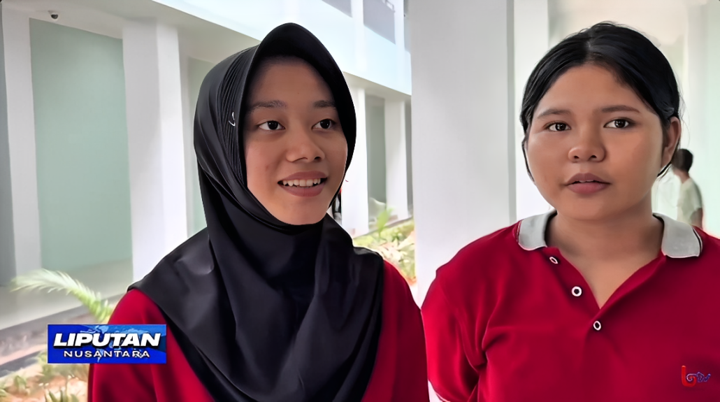 Celia (Kiri), salah satu murid SMA, saat menjelaskan kehidupan asrama, Selasa (30 September 2025).