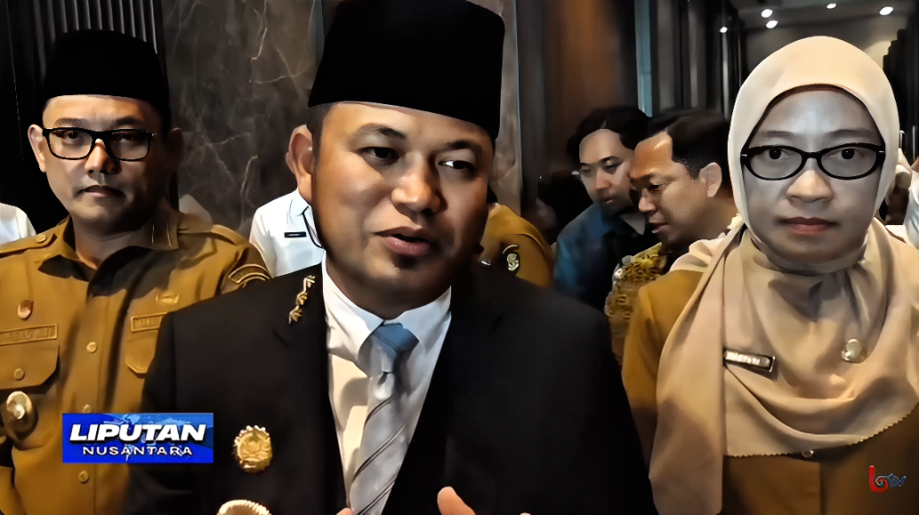 Gubernur Kaltim Rudy Masud saat diwawancarai terkait strategi menarik investor asing usai High Level Meeting RIRU di Hotel Mercure Samarinda, Senin (29 September 2025).