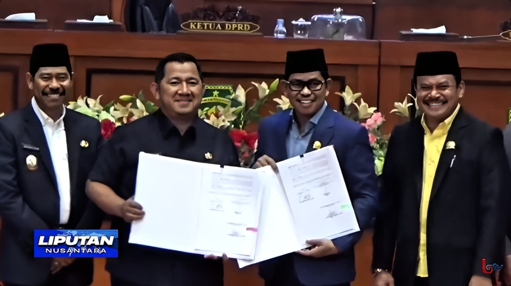 Bupati PPU, Mudyat Noor bersama Ketua DPRD menandatangani dokumen pengesahan Raperda Perubahan APBD Tahun Anggaran 2025 dalam Rapat Paripurna di ruang sidang utama DPRD PPU, Senin (29 September 2025).