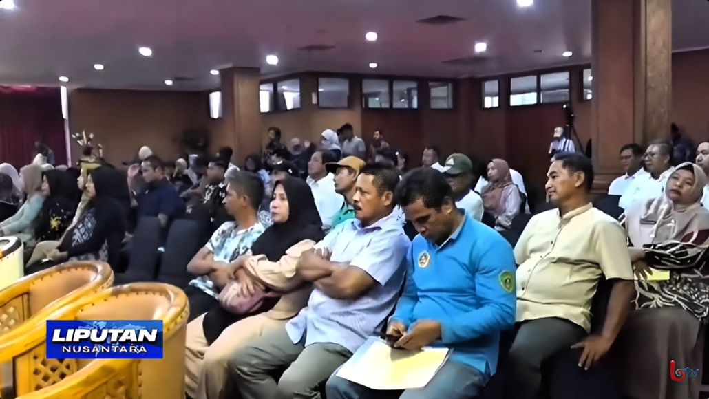 Warga Penajam Paser Utara saat mendengarkan sosialisasi Reforma Agraria terkait penyelesaian status lahan existing yang memberi kepastian hukum, Kamis (25 September 2025).