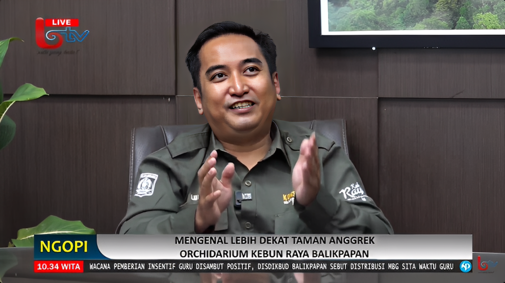 Kepala UPTD Kebun Raya Balikpapan, Lukman Riyadi, memaparkan koleksi spesies tanaman dan satwa liar khas Kalimantan, Kamis (2 Oktober 2025).