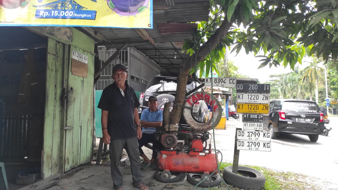 Kadir, lansia 65 tahun di Balikpapan, tekun duduk di pinggir jalan Batu Ampar menawarkan jasa pembuatan plat kendaraan dengan semangat hidup