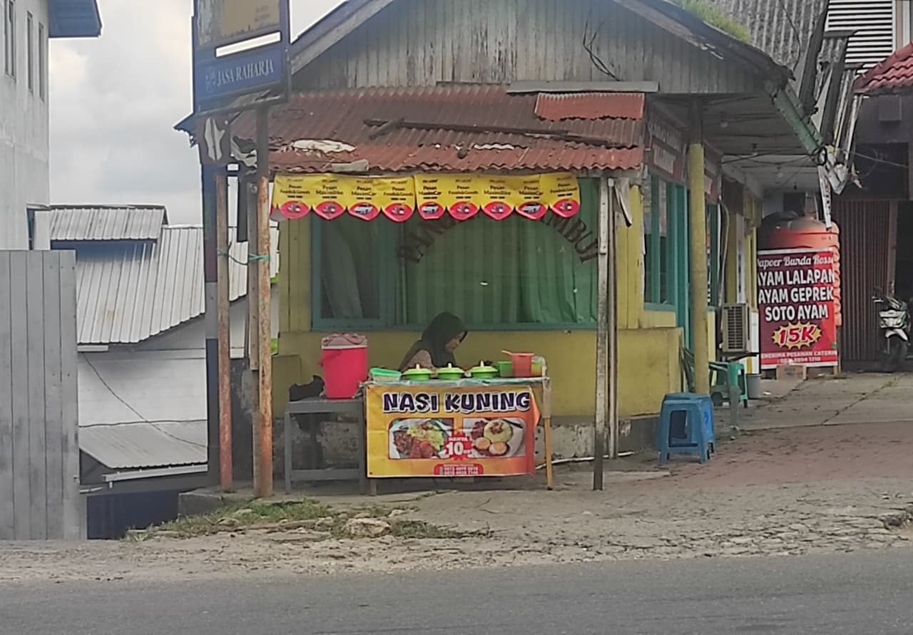Mama Reyhan, penjual nasi kuning di Jl. Soekarno Hatta Balikpapan, setia berjualan sejak pagi dengan menu sederhana penuh kehangatan.