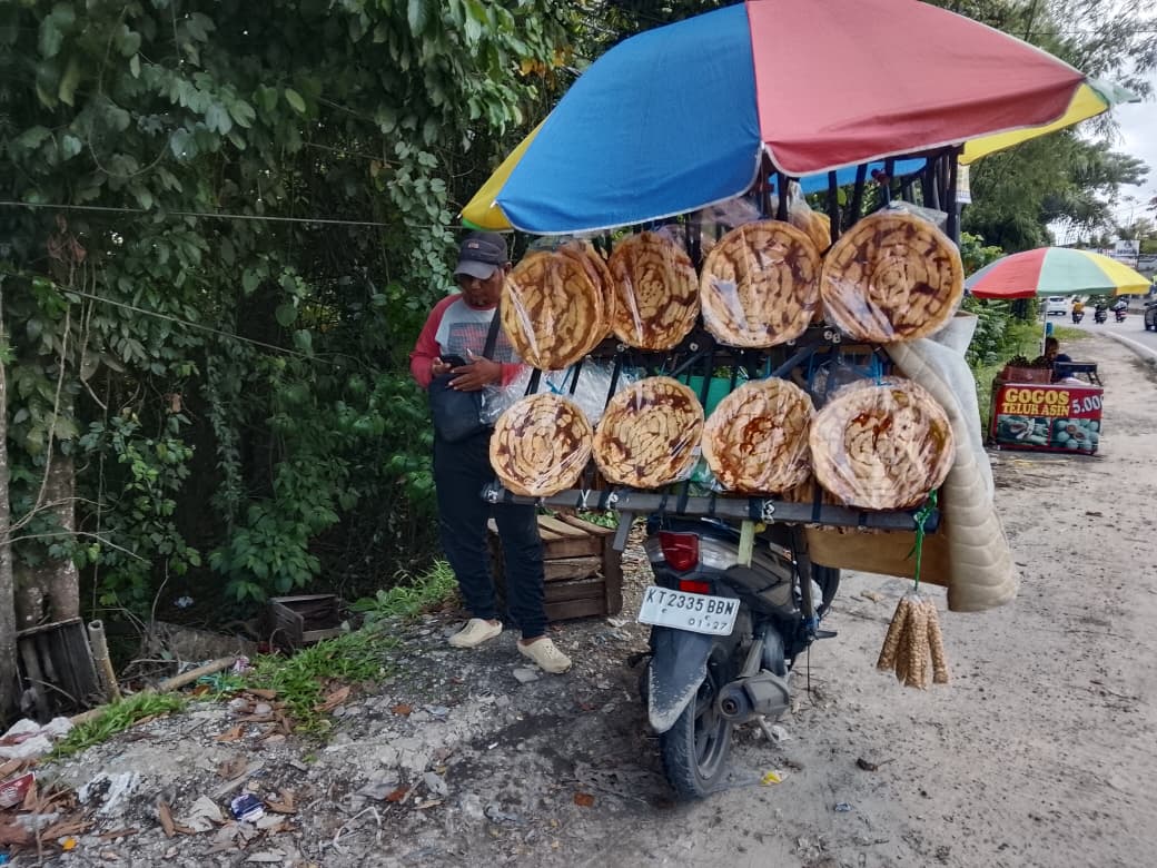 penjual opak singkong