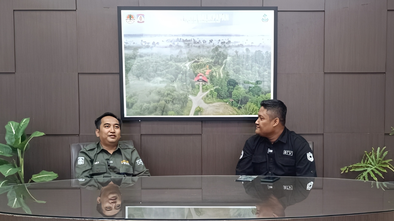 Kepala UPTD Kebun Raya Balikpapan Lukman Riyadi saat menjadi narasumber dalam talkshow NGOPI di Kantor DLH Balikpapan, Kamis (2 Oktober 2025).