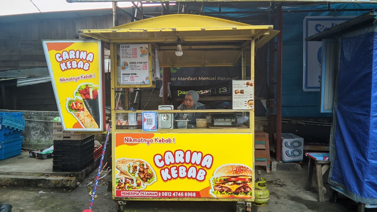 Lapak jajanan kebab, burger, dan canai di Kilo 8 Balikpapan, spot kuliner favorit warga yang wajib jadi pilihan santap santai.