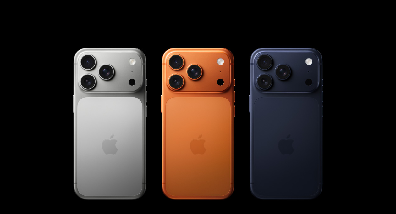 Foto unboxing iPhone 17 Series dengan warna hijau sage dan cosmic orange, menampilkan desain unik serta kamera 48MP yang jadi pusat perhatian.