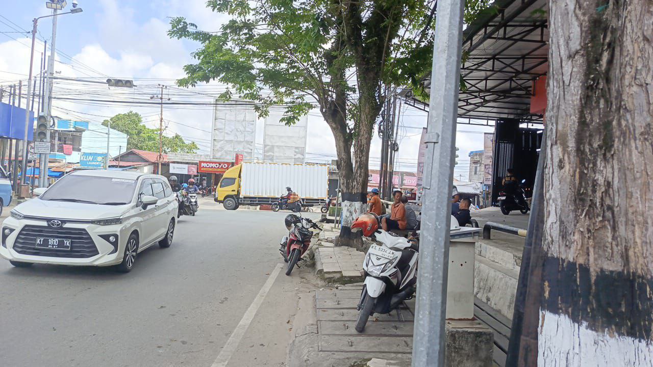 Seorang tukang ojek tradisional di Jalan Patimura Batu Ampar menanti penumpang, potret perjuangan transportasi non-online.