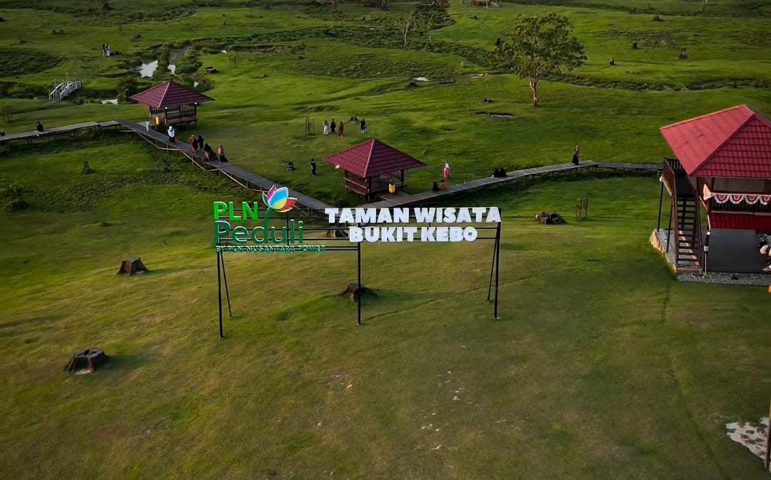 Foto Bukit Kebo Balikpapan menampilkan panorama hijau asri dengan fasilitas wisata alam, spot foto instagramable, dan area camping seru.