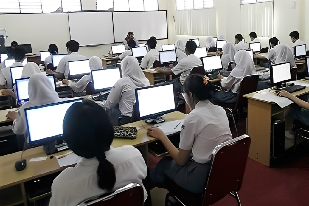 Foto suasana siswa mengikuti Tes Kemampuan Akademik (TKA) tahun 2025, sebagai alat validasi rapor SNBP dengan sistem seleksi baru yang lebih transparan.