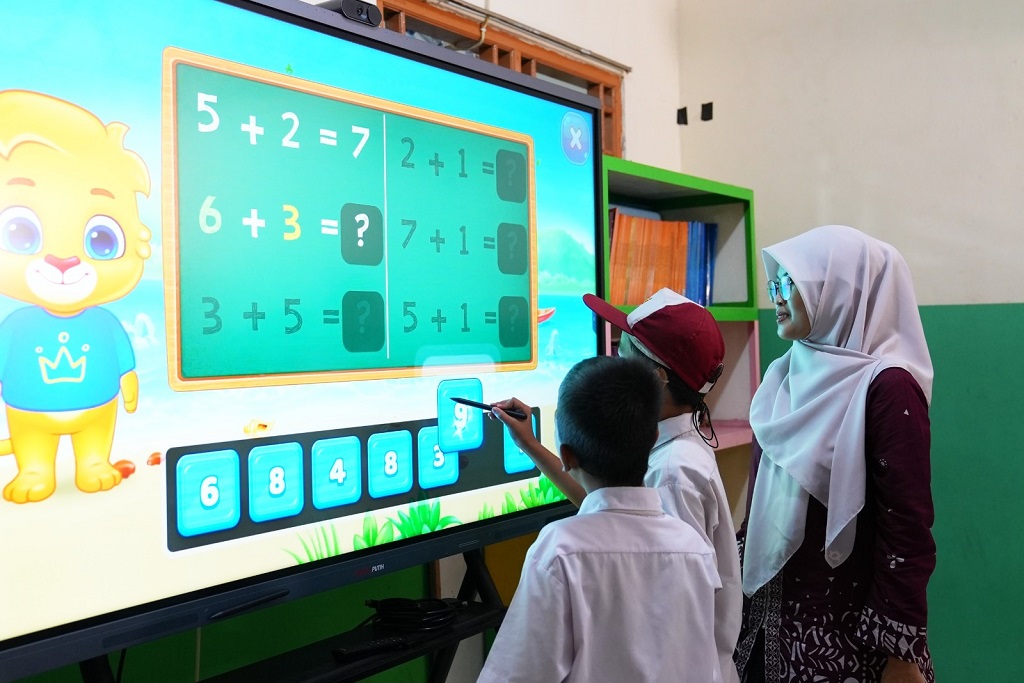 Foto perangkat Interactive Flat Panel (IFP) di ruang kelas, layar digital interaktif untuk belajar seru dan kolaboratif di era pendidikan modern.