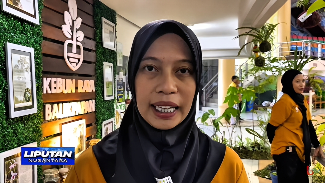 Fitriani, Bidang Registrasi Riset dan Inovasi Kebun Raya Balikpapan, saat memberikan keterangan terkait antusiasme pengunjung di pameran flora tropis, Kamis (2 Oktober 2025).