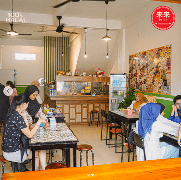 Suasana ramai pengunjung di Lai Lai Balikpapan dengan menu halal variatif seperti Hainan Chicken Rice, dimsum, dan roti panggang yang viral.
