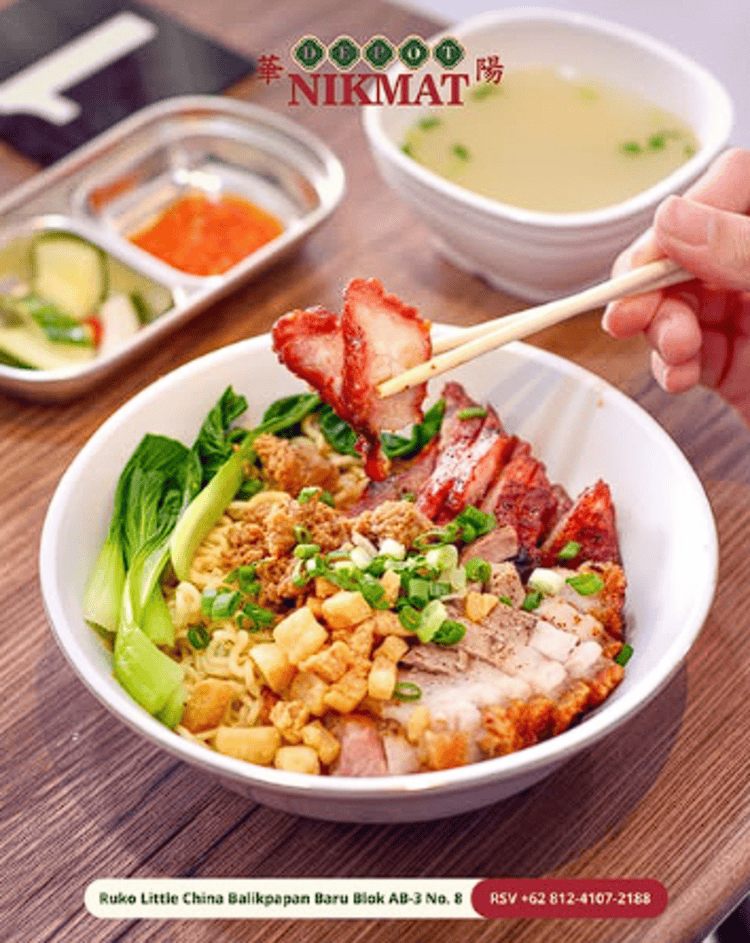 Semangkuk bakmi kenyal dengan char siu juicy dan crispy pork renyah di Depot Nikmat Balikpapan &ndash; surga kuliner autentik yang wajib dicoba.