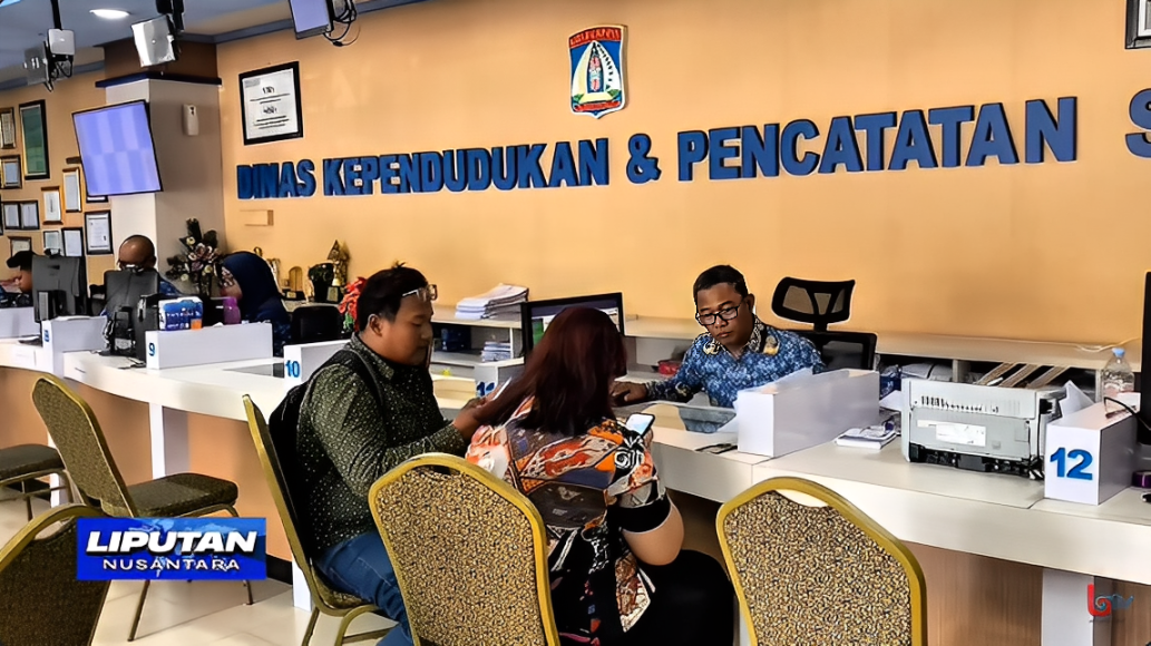 Petugas Disdukcapil Balikpapan membantu warga mengaktifkan Identitas Kependudukan Digital, Kamis (2 Oktober 2025).