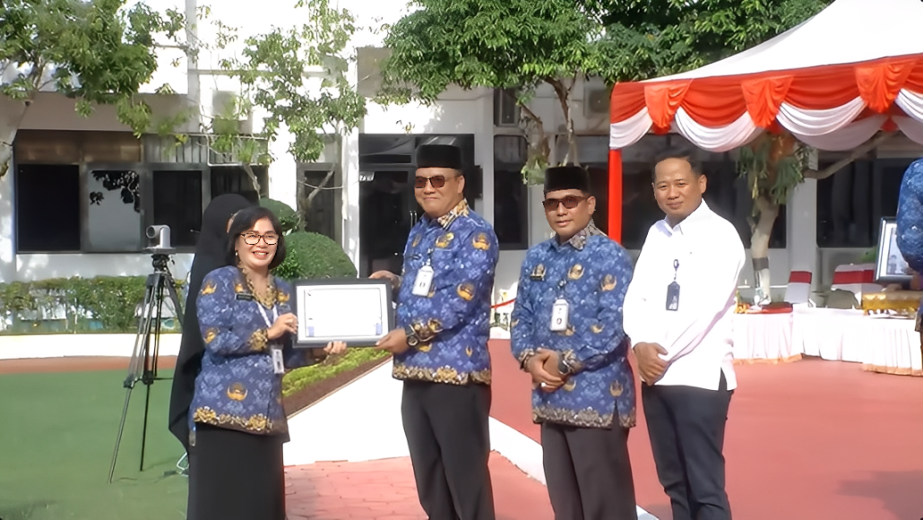 Wakil Wali Kota Balikpapan Bagus Susetyo menyerahkan SK pensiun kepada ASN yang memasuki purna tugas di halaman Balai Kota, Rabu (1 Oktober 2025).