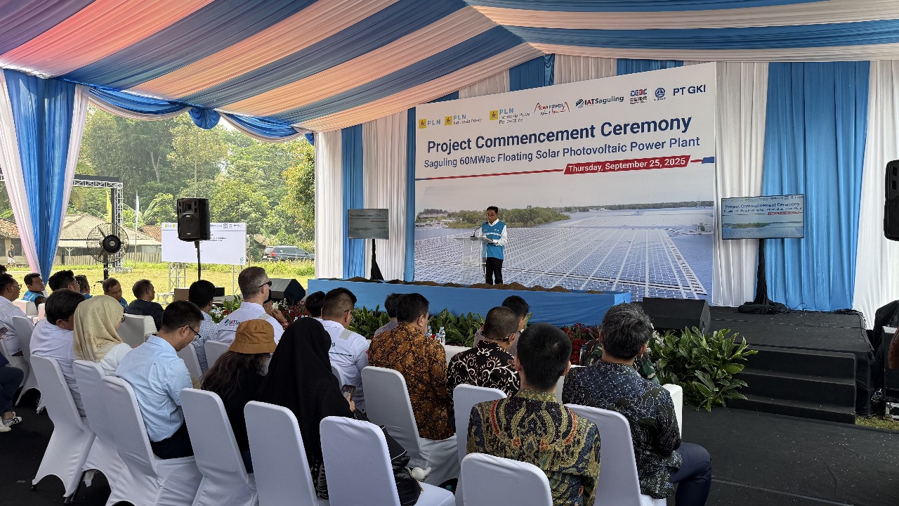Foto PLTS Terapung Saguling: Panel surya di atas waduk jadi simbol energi hijau masa depan, solusi listrik ramah lingkungan yang siap jadi harapan baru.