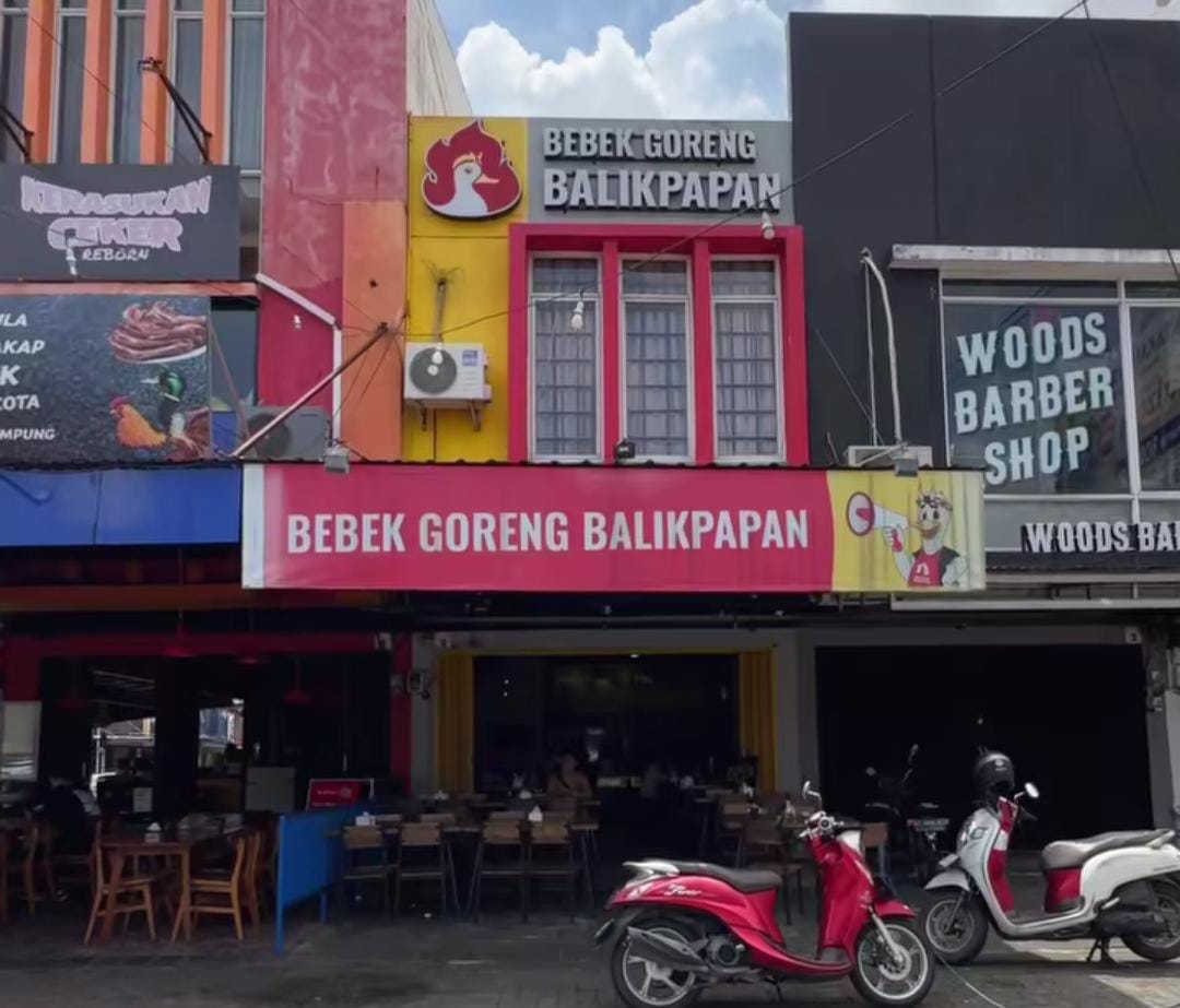 Foto memperlihatkan tampak depan resto Bebek Goreng Balikpapan dengan papan nama merah mencolok di area ruko Pasar Segar.