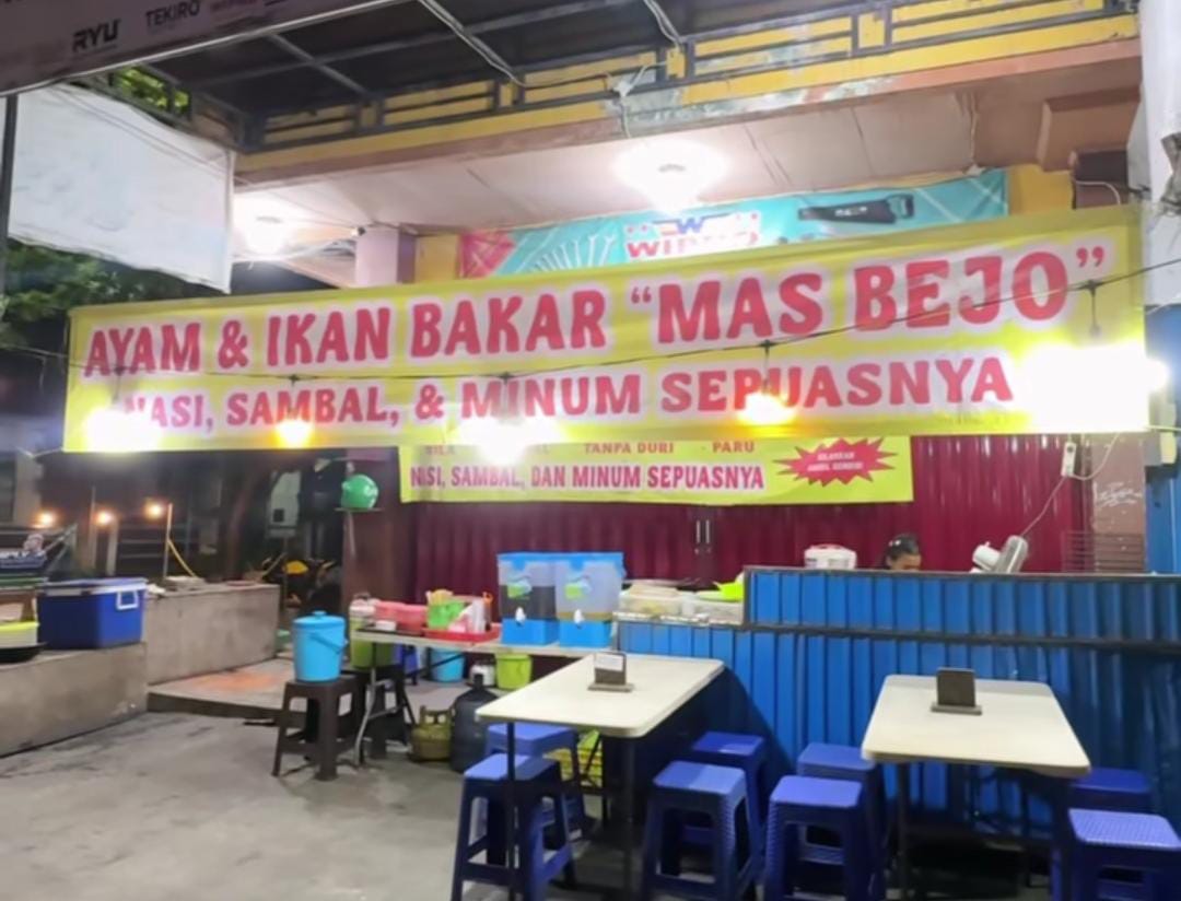 Foto suasana Warung Mas Bejo Balikpapan dengan menu ikan bakar hemat, sambal mentah pedas, nasi refill, dan minum gratis, jadi spot favorit makan malam.
