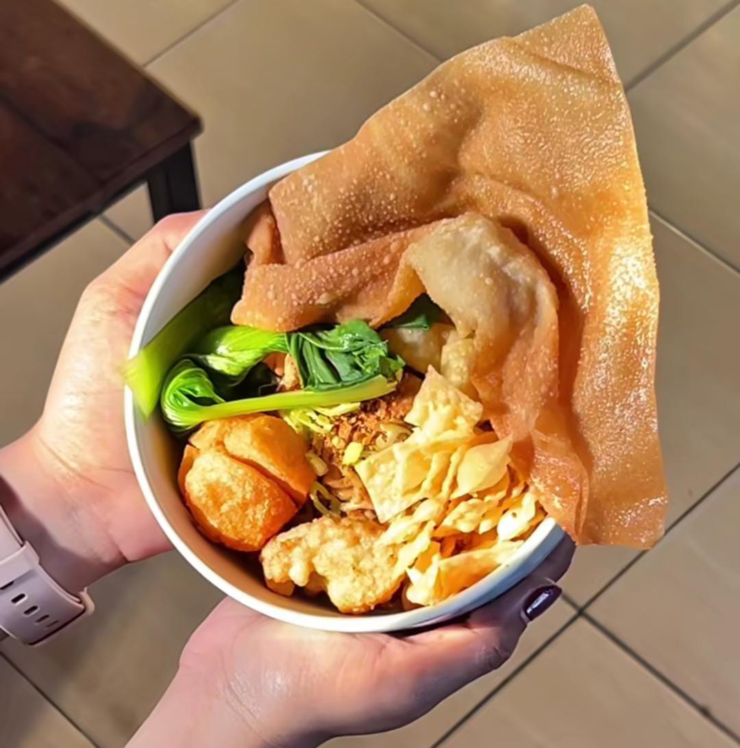 Semangkuk Bakmi Inn Balikpapan dengan tekstur mi kenyal, topping ayam jamur, sayur, dan pangsit, hadir sebagai pilihan kuliner malam yang wajib dicoba.