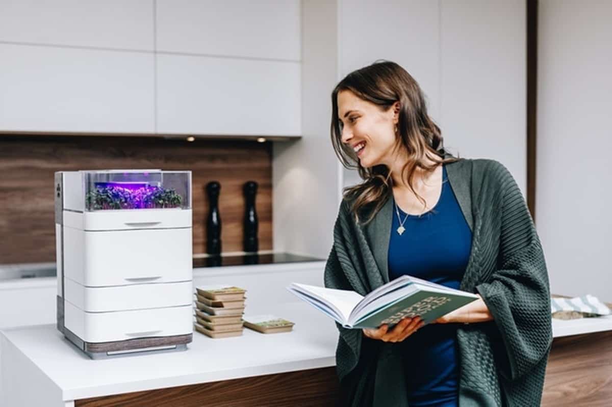 Foto smart home gadgets dengan keyword Cell Garden, Couch Coaster, dan Zera yang tampil modern dan bawa hook gaya hidup pintar.