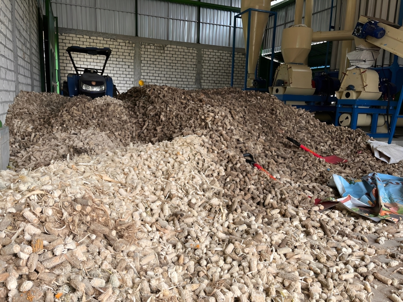 Mesin hammer mill yang mampu memproduksi limbah pertanian jagung menjadi biomassa.