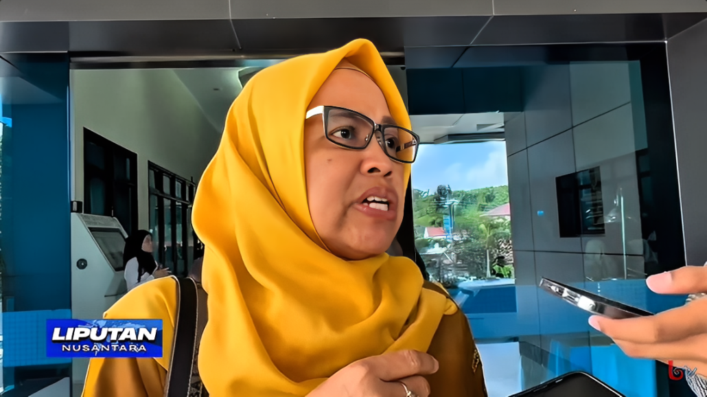 Kepala DPTPH Kaltim, Siti Farisyah Yana, menjelaskan standar ketat uji kualitas pangan sebelum masuk Sentra Penyedia Pangan dan Gizi (SPPG) di Samarinda, Jumat (3 Oktober 2025).