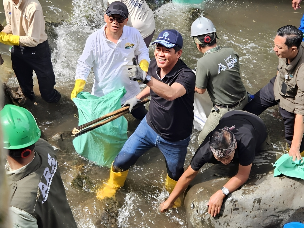 Aksi bersih-bersih Sungai Ciliwung 2025 oleh PLN bersama ribuan peserta di Bogor, Jumat (3 Oktober 2025).