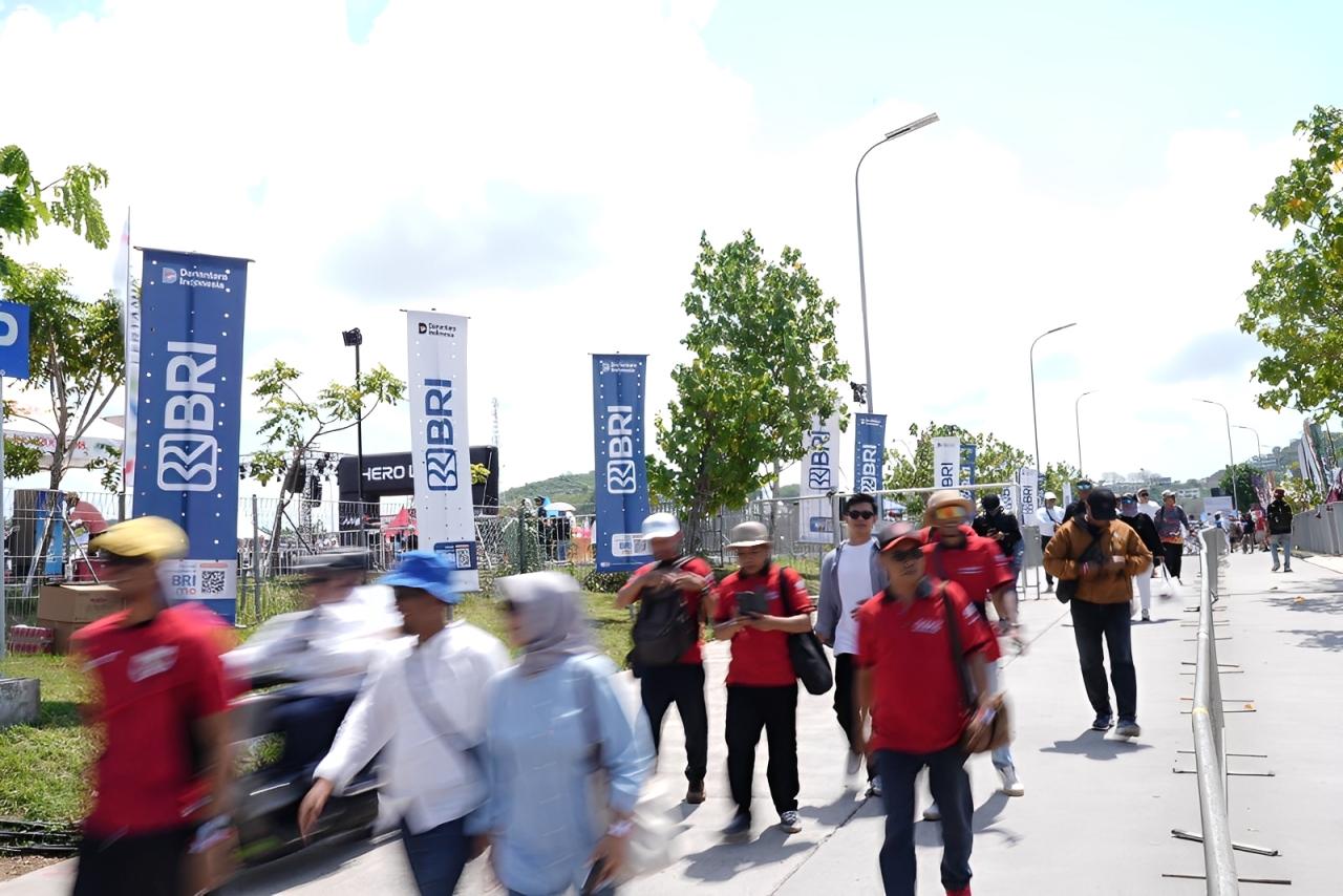 Euforia MotoGP Mandalika 2025 di NTB: BRI hadir dengan dukungan penuh untuk UMKM, sport tourism, hingga festival musik meriah.